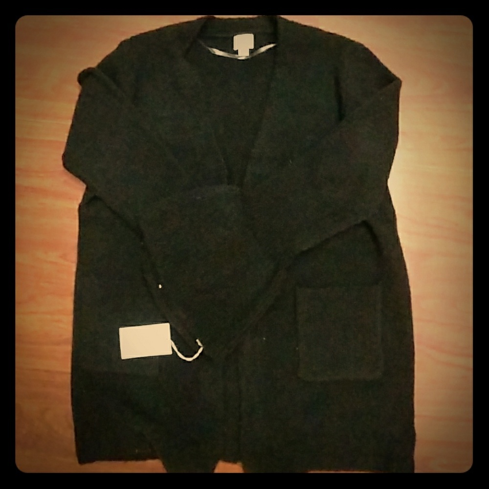 🌹NWT Black Cardigan with flared sleeves🌹